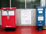 東京駅丸の内口の役目終えた青いポスト。06.06.09.