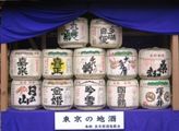 奉納された東京地酒の樽酒。06.01.06.