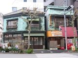 珍しい2軒続く看板建築。中央区築地7丁目10。06.01.09.