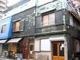 路地側壁面が見事なササヤ。06.01.09.