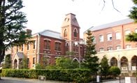 統一アーチが赤煉瓦の建物群を調和させる。07.02.06.