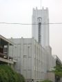 白い時計塔は中学校本館。05.06.01.