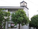 道路に添ってかわざとずらしてある4面の時計塔。06.10.15.