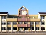 カラフルで開放的な鑓水小学校の校舎。07.02.21.