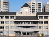 黒を基調とした上柚木小学校の校舎。07.01.07.