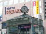 東急スクエア高層ビルを背景にする3面時計塔。06.10.12.