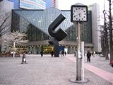 東京芸術劇場前のオブジェと並ぶ三面時計塔。07.04.06.