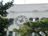 杏林大学医学部図書館の壁時計。05.11.05.