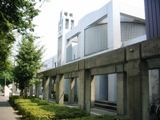 シンプルなデザインの管理事務棟。05.09.049.
