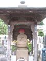 祠に納まり鎮座する坐像。07.07.22.