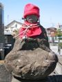 静かに佇む本堂裏の坐像地蔵。06.03.15.