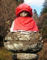 深々と赤頭巾を被った清水寺の地蔵。06.02.08.