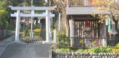 旧鎌倉街道の霞の関に佇む熊野神社と坐像地蔵。07.12.04.