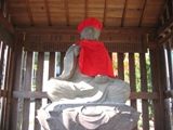 デンと構える熊野神社の坐像地蔵。07.12.04.