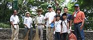 応援団と周りのボランティアとで急遽パチリ。090825。