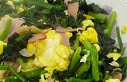 香りと湯気も立ち昇るほうれん草ベーコン炒め。10.02.27.