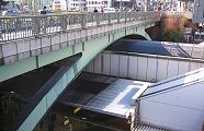 中央線跨ぐ現四谷見附。09.12.20.