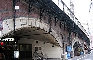 アーチ内には全て店舗ある新橋方面。09.12.16.