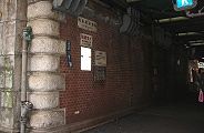 鉄枠で路線支える内幸橋の架道橋。09.12.16.