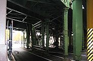 細い橋脚が山の手線を支える。09.12.16.