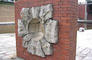 旧四谷見附の橋下貫通孔。09.10.31.
