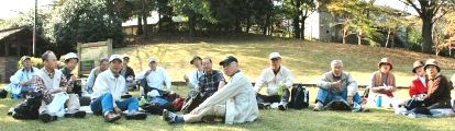 ハイキングの楽しみの昼食はピクニック気分で。07.11.14.