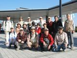 ハイキングスタートの京王若葉台駅前広場で。07.11.14.