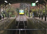 ケーブルカーが音もなくゆったりと降りてくる。08.03.19.