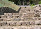 城の入口に当たる石垣と石畳の虎口。08.04.03.