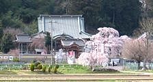 里山の麓に円通寺が見える。08.03.29.