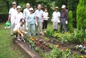真夏の花を植える会員達。07.07.09.