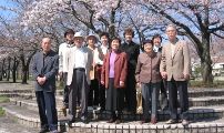 満開の桜を愛でる会員達。07.03.28.