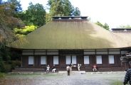 東向きに本堂・山門・総門と一線に並ぶ。08.11.07.