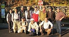 晩秋の日差しの中で瀬音の湯での記念写真。08.11.07.
