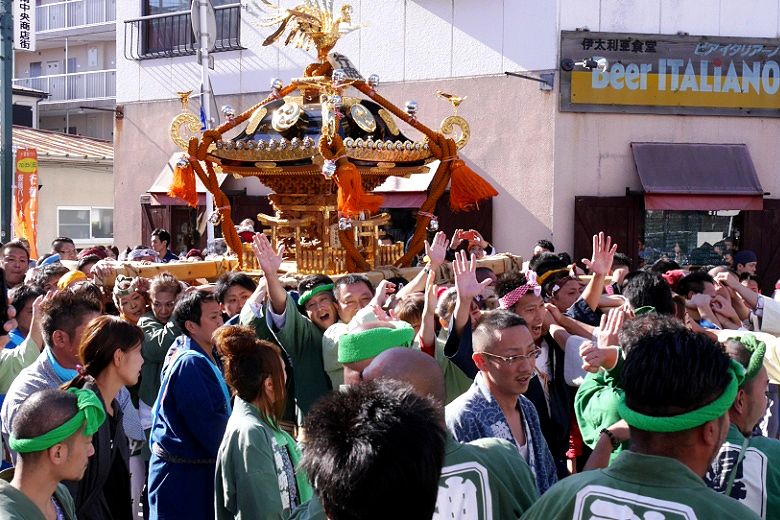 担ぎ手達の歓喜の雄叫び。'15.10.25.