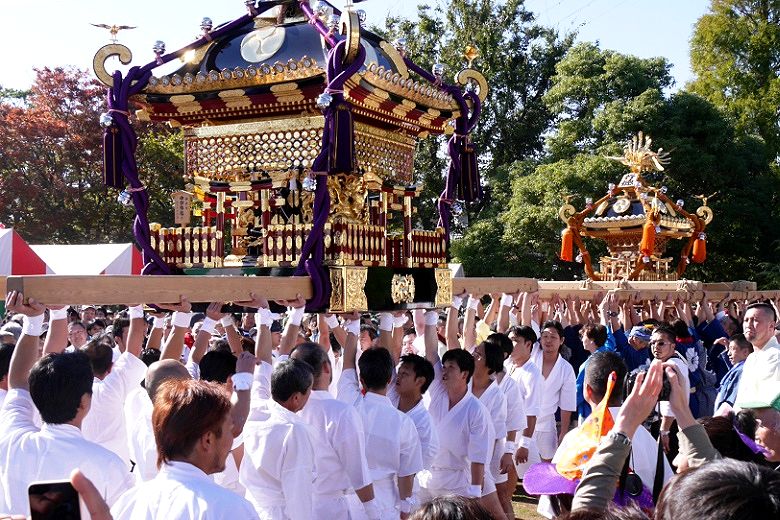 行徳神輿と江戸前神輿の差し上げ。'15.10.25.
