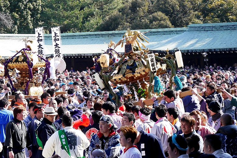 横田担ぎを披露する川崎道祖神。'15.02.11.