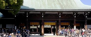 観衆が神輿待つ神宮拝殿。'15.02.11.