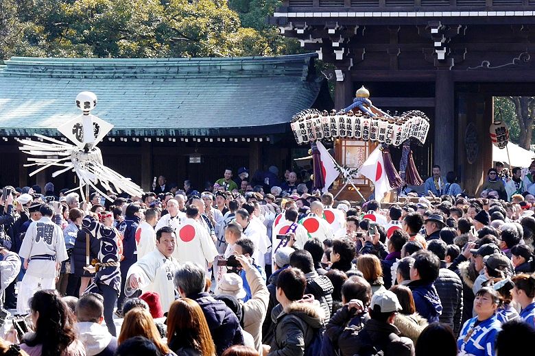 先頭の万灯万歳会神輿。'15.02.11.