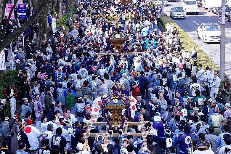 表参道から発進していく神輿。'15.02.11.