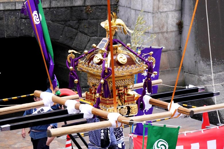 万世橋で陸揚げ。'15.05.10.