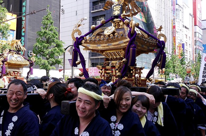 神殿に飾られていた神輿を町会神輿として担ぐ。'15.05.10.