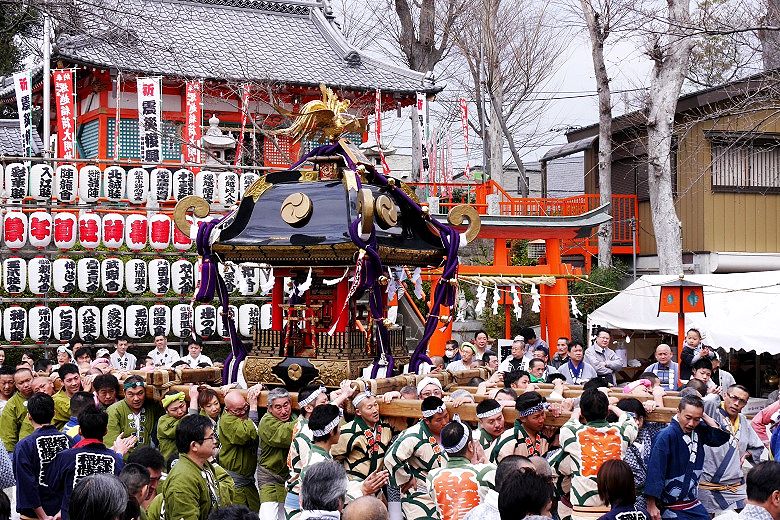 社殿下から担ぎ出し。'15.03.15.