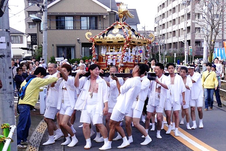 抑える警護補佐役。'15.11.15.
