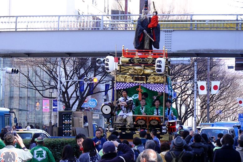 歩道橋を潜る山車.'16.02.11.