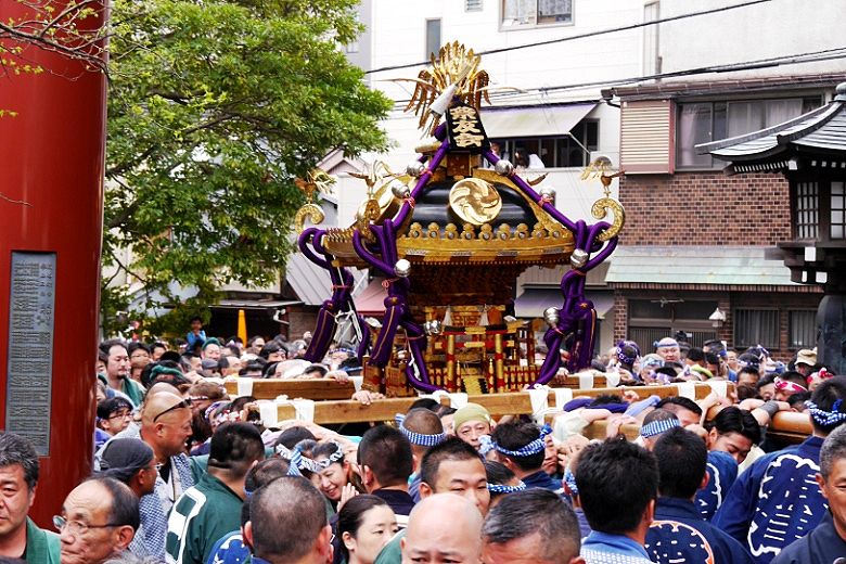 根津神社の鳥居下 '16.04.10.