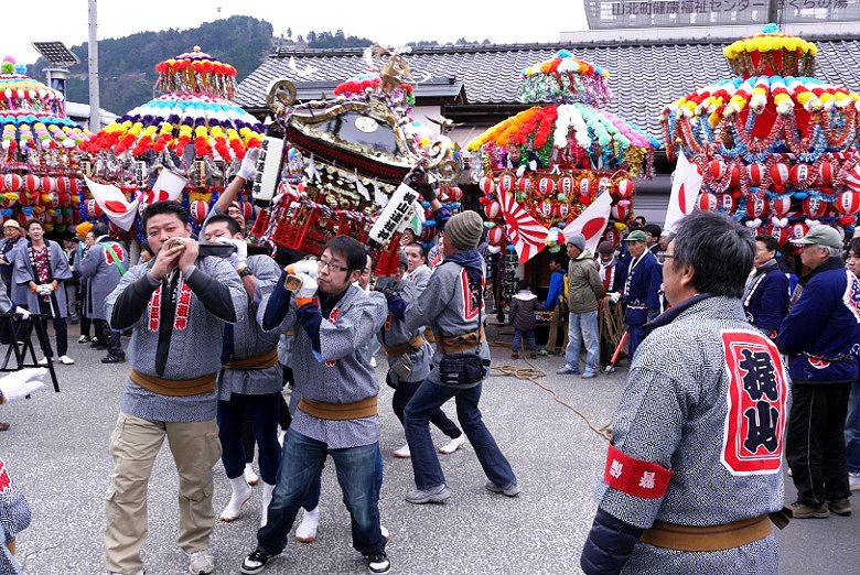 花車を先導する梶山神輿 '16.01.17.