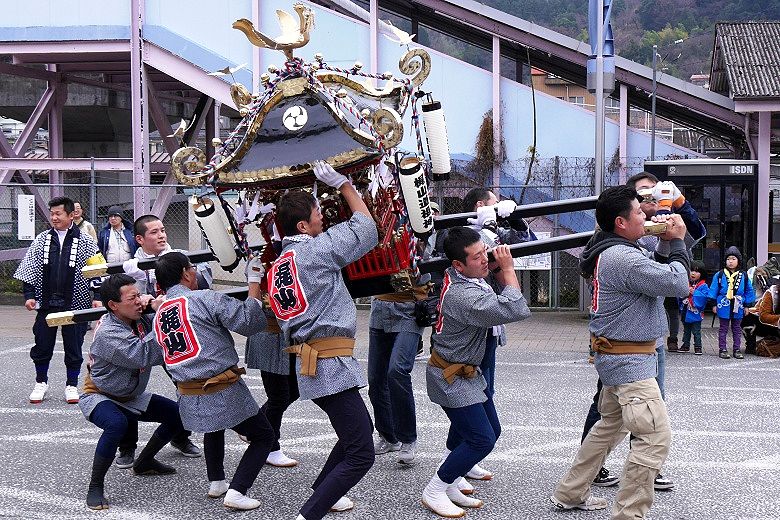 駅前に入り込む梶山神輿 '16.01.17.