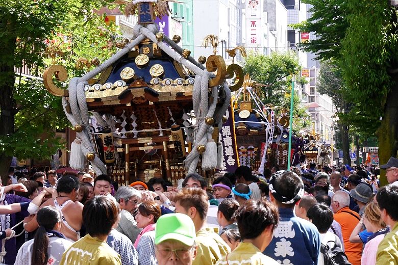 横浜伊勢佐木町を連なって巡行'16.06.26.