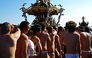 寒風に褌一丁の男肌が赤く染まる。10.01.17.